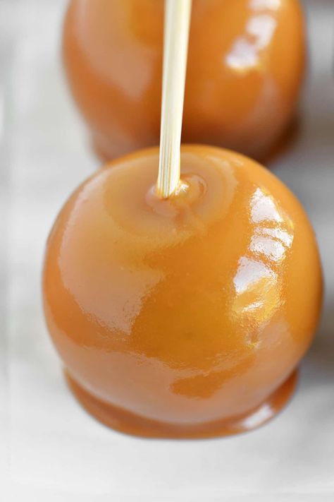 Caramel For Apples, Caramel Apple Kits, Caramel Apple Sauce, Apple Nachos Recipe, Caramel Apple Desserts, Gourmet Caramel Apples, Candy Apple Recipe, Caramel Apples Recipe, Caramel Apples Homemade