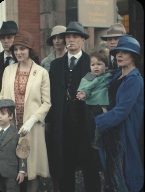 Peaky Blinders Shelby Family, The Shelby Family, Shelby Family Peaky Blinders, Tommy Shelby And Lizzie, Thomas Shelby And Lizzie, Peaky Blinders Family, Ada Thorne, Lizzie Stark, Cillian Murphy Family