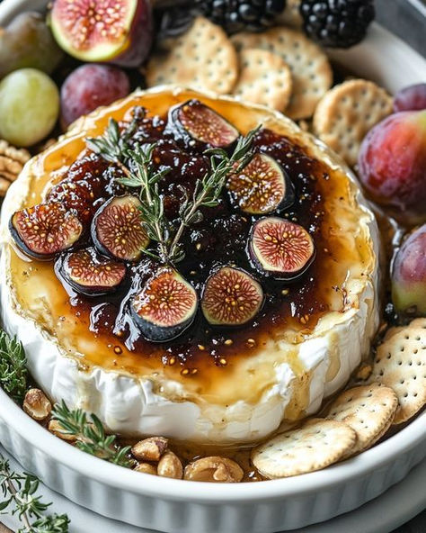 Thanksgiving Brie, Baked Brie With Fig Jam, Brie With Fig Jam, Baked Brie With Jam, Fig Appetizer, Brie Recipes Appetizers, Brie Cheese Recipes, Baked Brie Appetizer, Fancy Appetizer Recipes