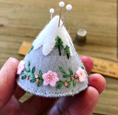 Felt crafts, Felt pincushions, Sewing crafts Felt Pincushions, Pin Cushions Patterns, Felt Embroidery, Felt Patterns, Felt Decorations, Felt Christmas Ornaments, Wool Crafts, Pin Cushion, Felt Diy