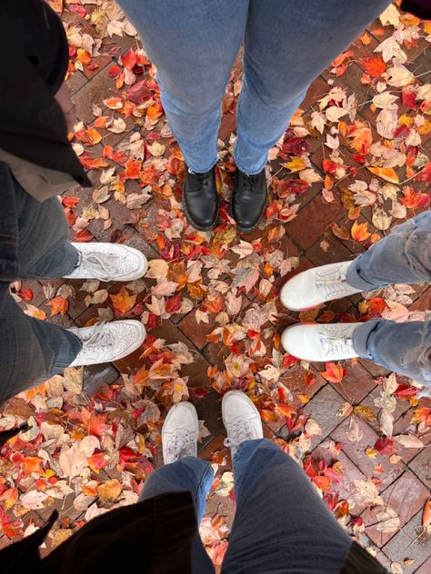 Aesthetic Friend Group Photos, Aesthetic Friends Wallpaper, Friend Group Photos, Vintage Fall Aesthetic, Fall Leaves Aesthetic, Aesthetic Friend Group, Cute Fall Pictures, Friend Group Aesthetic, Fall Goals