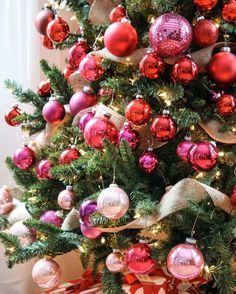 Red Pink Christmas, Red And Pink Christmas, Pink And Red Christmas, Pink Cottage, Festive Holiday Decor, White Candy, Pink Christmas Tree, Red And Teal, Christmas Tree Themes