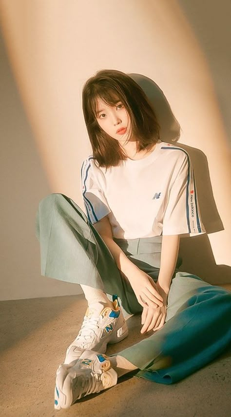 Indie Filter, People References, Photographie Portrait Inspiration, Body Reference Poses, Iu Fashion, Woman Sitting, Poses References, Human Poses, Pose Reference Photo