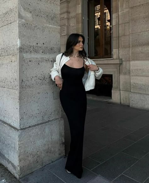 Styling Long Bodycon Dress, Black Dress Outfit Poses, Black Maxi Dress Street Style, Jackets With Long Dresses Outfit Ideas, Long Black Dress With Jacket, Dress With Jacket Outfit Classy, Slim Dress Outfit, Long Black Dress Outfit Casual, Black Bodycon Dress Outfit Classy