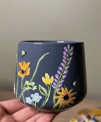 Diy Paint Pottery Ideas, Art On Cups Coffee Mugs, Painting Ideas On A Pot, Pottery Painting Ideas Flower Pot, Painting On Mugs Acrylic, Coffee Mug Designs Painted, Painting Ceramic Mug Ideas, Mug Decoration Ideas, Inside Mug Painting Ideas