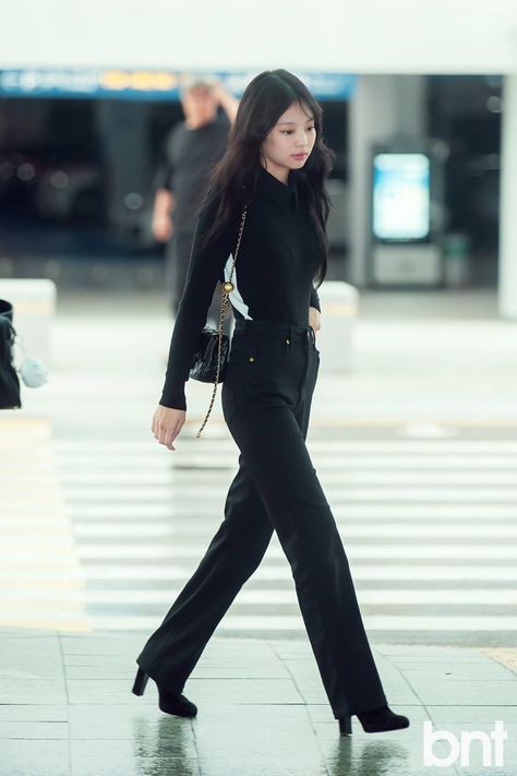 Classy Airport Outfit, Jennie Airport Style, Rome Outfits, Denim Jeans Fashion, Casual College Outfits, Icn Airport, Simple Trendy Outfits, Photoshoot Outfits, 가을 패션