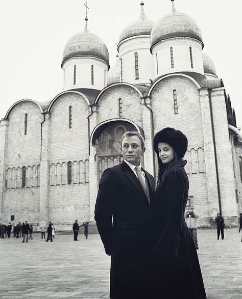 The gentleman radar on Instagram: “Daniel Craig & Eva Green in front of the Dormition Cathedral in Moscow, 2006.🇷🇺 Join the ♠️gentleman♠️ community and follow @gentlemanradar…” James Bond Aesthetic, Bond Aesthetic, Daniel Craig 007, Shes A Keeper, James Bond Style, Gentleman Aesthetic, Bond Girls, Bond Movies, Eva Green