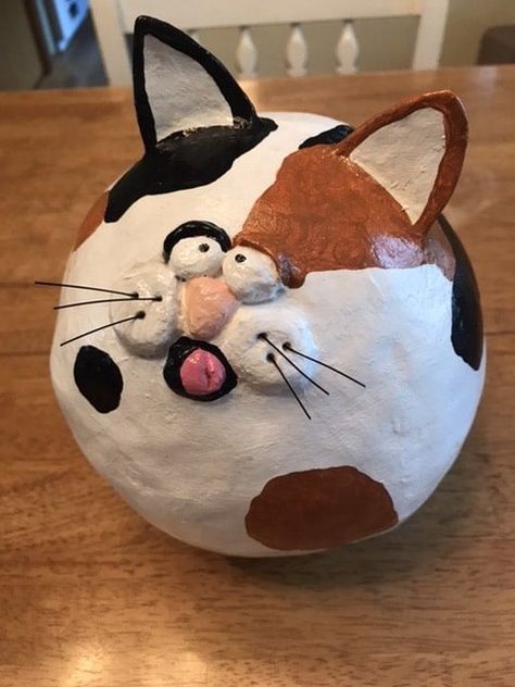 Fat Cat Bank… • Ultimate Paper Mache Paper Mache Balloon Ideas, Diy Paper Mache Animals, Paper Mache Animals Easy, Cardboard Cat Sculpture, Paper Mache Cats, Cat Border, Papier Mache Cat, Cat Paper Mache, Papier Mache Owl