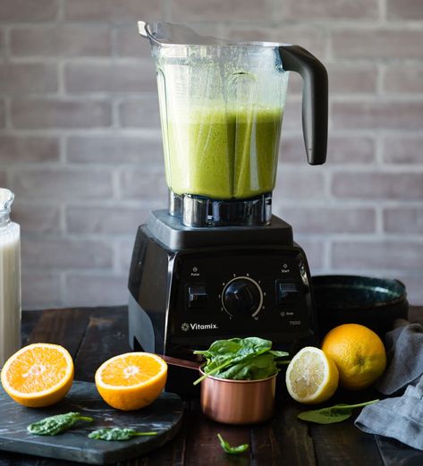 black Vitamix blender full of green smoothie for the smoothie diet plan. Homemade Protein Powder, Frozen Smoothie Packs, Spinach Smoothie Recipes, Smoothie Guide, Mango Pineapple Smoothie, Blender Smoothie, Smoothie Shop, Best Green Smoothie, Vitamix Blender