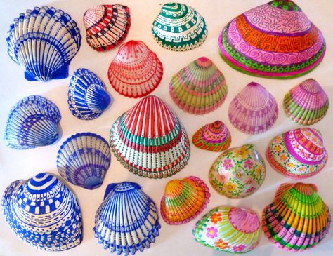 These are sea shells colored with permanent markers. Art Coquillage, Seashell Projects, Sharpie Crafts, Nautical Wreath, Seashell Painting, Sharpie Pens, Sharpie Art, Painted Shells, Seashell Art