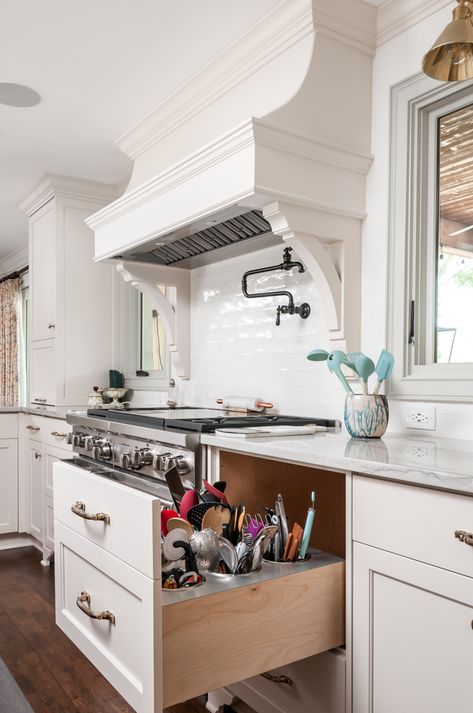 Kitchen Renovation: 10 Special Cabinet Features To Know - Innovative Construction Atlanta Kitchen Cabinet Layout, Kitchen Must Haves, Custom Kitchen Cabinets, Cabinet Features, Kitchen Redo, Kitchen Cabinet Design, Kitchen Remodel Idea, Updated Kitchen, Kitchen Makeover