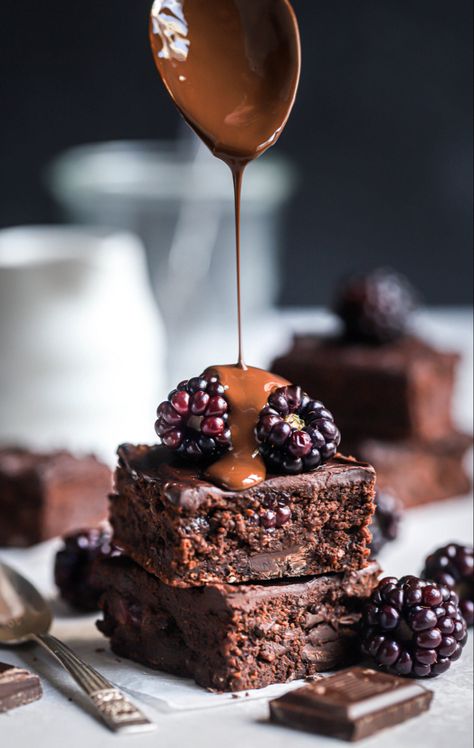 Maple Brownies, Brownie Photography, Chocolate Chip Frosting, Cocoa Powder Brownies, Vegan Brownies Recipe, Delta Breezes, Chocolate Ganache Frosting, Photography Composition, Ganache Frosting