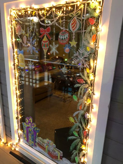 Christmas Painted Mirror, Chalk Marker Christmas Mirror, Christmas Mirror Drawings, Christmas Mirror Chalk Art, Christmas Mirror Painting Ideas, Christmas Mirror Art, Window Christmas Art, Christmas Mirror Painting, Window Chalk Christmas