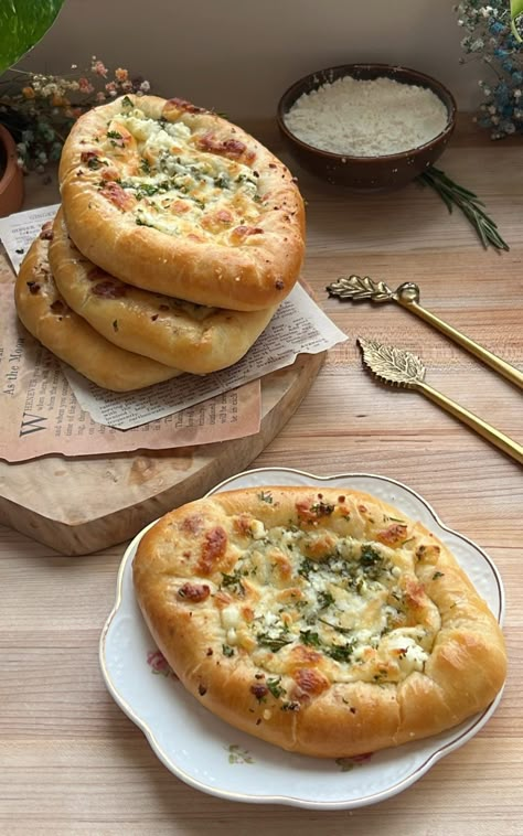 Cheese Fatayer, Fatayer Recipe, Chicken Alfredo Pizza, Alfredo Pizza, Homemade Bagels, Savory Pastry, Cheese Pies, Dough Ingredients, Baked Cheese