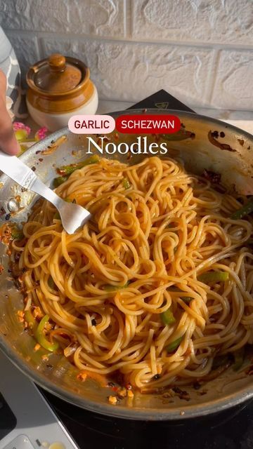 Maggie Noodles Recipes, Schezwan Maggi, Garlic Maggie, Chowmein Noodles, Schezwan Noodles, Plain Noodles, Schezwan Sauce, Sliced Onion, Noodles Lover