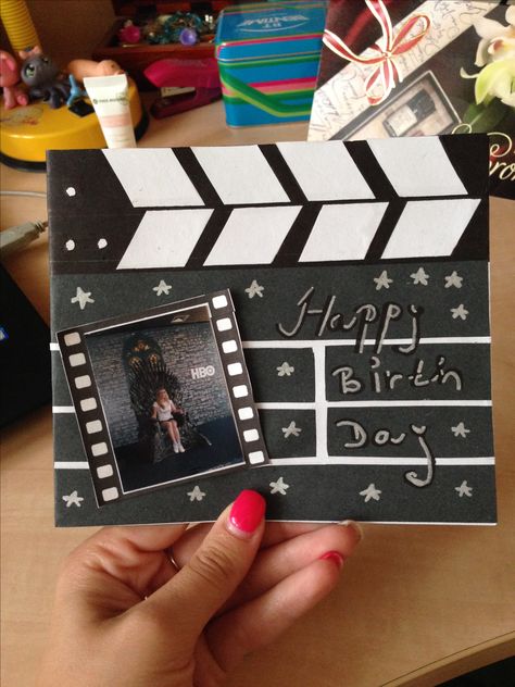 Diy Birthday card movie Spotlight Card Ideas, Polaroid Birthday Card, Funny Handmade Gifts, Cards Diy Easy, Hollywood Birthday, Movie Card, Movie Birthday, Simple Birthday Cards, Birthday Cards For Boys