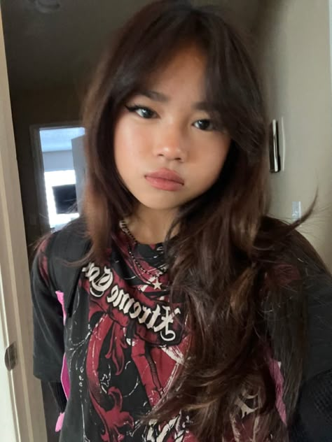 Asian Short Hair With Bangs Round Face, Igari Makeup, Emo Outfit, Chubby Face Haircuts, Chubby Face, Y2k Hair, Hair Inspiration Long, Hairstyles For Layered Hair, Pretty Ppl