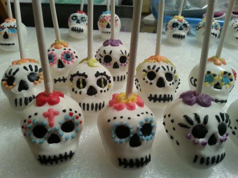 Dia de Los Muertos Cake Pops #AnOccasionalBitebyJanice # diadelosmuertoscakepops #halloweencakepops Dia De Los Muertos Chocolate Covered Strawberries, Day Of The Dead Cake Pops, Day Of The Dead Desserts Easy, Skeleton Cake Pops, Skull Cake Pops, Sweet 16 Desserts, October Cake, Halloween Strawberries, Colored Candy Apples