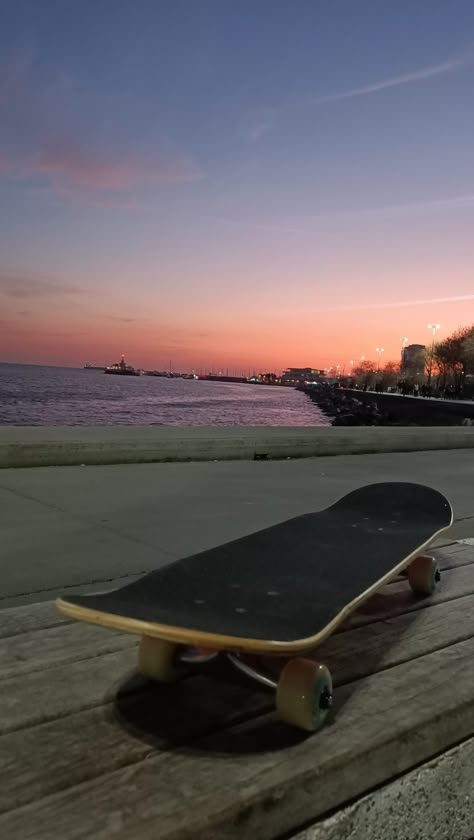 Skateboard Sunset, Skateboard Aesthetic Wallpaper, Skateboard Images, Skateboard Wallpaper, Skateboarding Aesthetic, Skate Vibes, Surfing Aesthetic, Skate Aesthetic, Board Skateboard