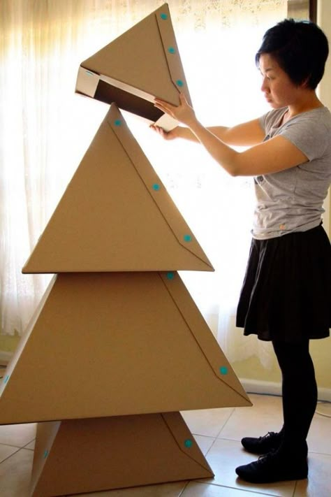 Diy Cardboard Christmas Tree, Diy Cardboard Christmas, Easy Holiday Decorations, Cardboard Christmas Tree, Cardboard Christmas, Christmas Parade, Christmas Tree Design, Diy Cardboard, Art Garden