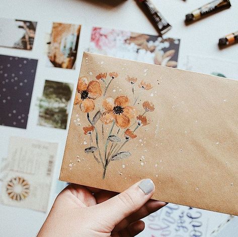 I always try to find new ways to decorate my envelopes, but I’d never used gouache, till now. The @arteza.co.uk team sent me this set of…. #Post Mail Art Envelopes, Pen Pal Letters, Envelope Art, Diy Stationery, Mail Art, Diy Art, Diy Gifts, Hand Lettering, Paper Art