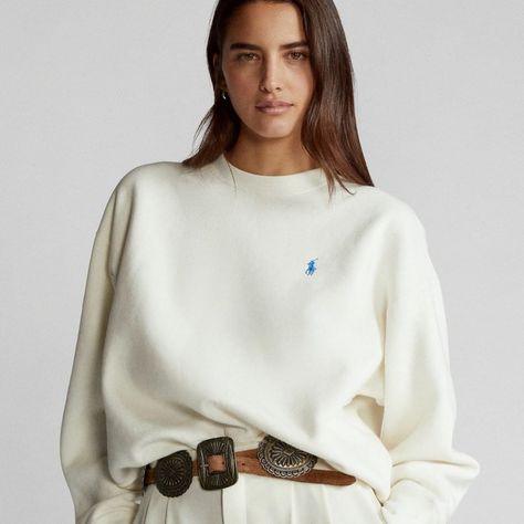 Discover our cozy styles perfect for relaxing at home this season. Sweatshirt Turtleneck Outfit, Crewneck Outfit Women, Polo Crewneck, Polo Ralph Lauren Outfits, Turtleneck Outfits, Crewneck Outfit, Preppy Fall, Colorful Embroidery, Preppy Chic