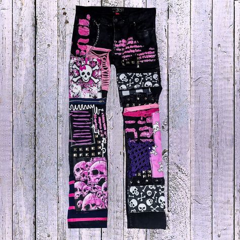 Painting Ideas On Jeans, Grunge Painting Ideas, Alt Diys, Alt Clothes Diy, Grunge Painting, Battle Vest, Punk Fashion Diy, Alt Clothes, Upcycle Clothes Diy