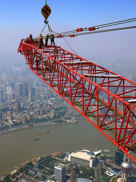 The vertigo-inducing images show construction workers on the £1.6 billion structure as they dismantle cranes. Crane Safety, Iron Worker, Iron Workers, Oil Rig Jobs, Crane Construction, Shanghai Tower, Industrial Construction, Crane Operator, Tower Crane