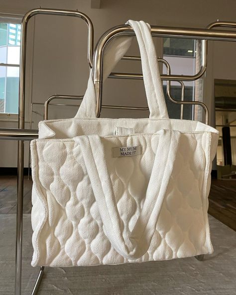 MY MUM MADE IT (@mymum_madeit) posted on Instagram: “BACK IN STOCK: Large Quilted Tote Bag - Off White.” • Jun 22, 2021 at 1:00pm UTC Winter Bags 2022, Canvas Bag Design, Laptop Pouch, Diy Bag Designs, Lightweight Quilt, Quilted Totes, Pretty Bags, Fabric Bags, Back In Stock