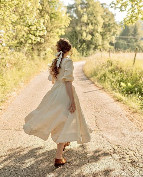 1800s Aesthetic, Carmen Dress, Debut Photoshoot, French Summer, The Tongue, Ray Bradbury, Dress Aesthetic, Lovely Clothes, Historical Fashion