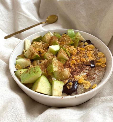 Oat Bowls, Apple Cinnamon Oatmeal, Apple Oatmeal, Yogurt Bowl, Green Apple, Cinnamon Apples, Cobb Salad, Granola, Oats