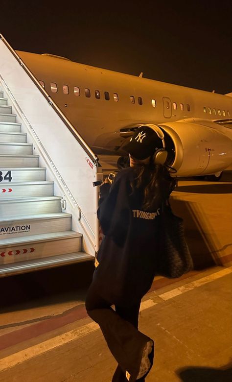 Travel Girl Aesthetic, Mask Pic, Airport Pics, Airplane Aesthetic, Airport Vibes, Famous Lifestyle, Travel Pose, Airport Pictures, Airport Aesthetic