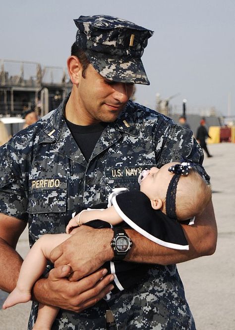 .. Coming Home Aesthetic, Soldier Coming Home, Military Homecoming, Dad And Baby, Military Kids, Navy Mom, Father And Daughter, Military Love, Support Our Troops