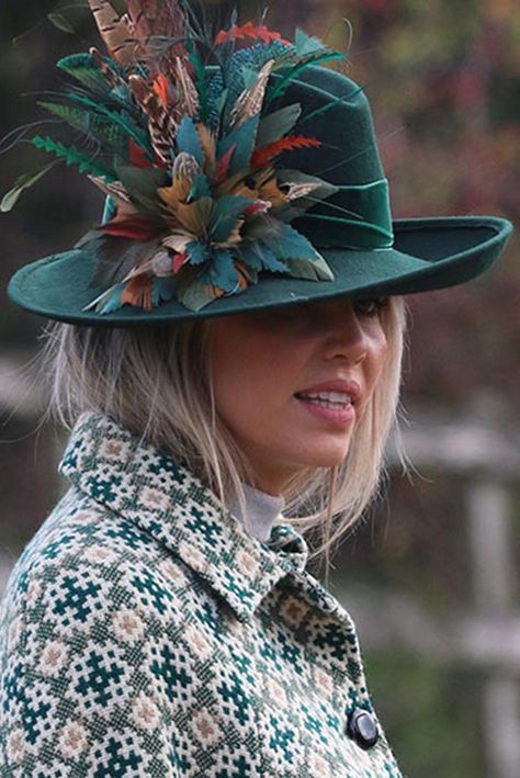 Fancy Hats Classy Tea Party, Hat Decorating Ideas, Feather Display, Derby Hats Diy Ideas, Decorated Hats, Havana Dress, Kentucky Derby Outfit, Hat Bar, Womens Fedora