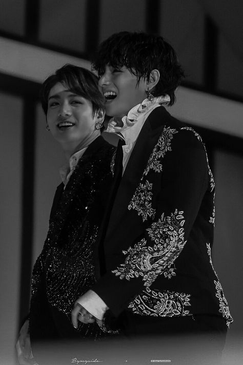 Bts Black And White, Tae Kook, Bts Taekook, Baby Pink Aesthetic, Bts Wallpaper Lyrics, Bts Vkook, Bts Jungkook And V, Black Picture, Taehyung Jungkook