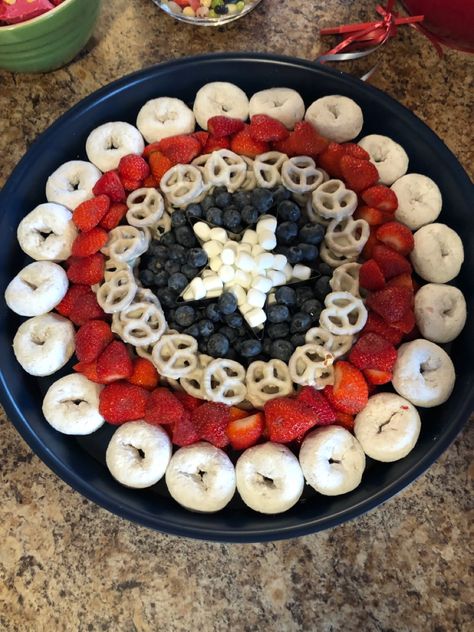 Captain America Theme Party, Superhero Birthday Snack Ideas, Avenger Food Ideas, Captain America Snacks, Marvel Teen Party, Marvel Avengers Party Food, Captain America Party Food, Captain America Themed Food, Avengers Birthday Party Diy