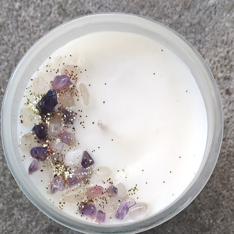 Crystals And Candles, Diy Crystal Candles, Diy Candle Business, Candles With Crystals, Candle With Crystals, Handmade Candles Diy, Gemstone Candles, Velas Candles, Homemade Scented Candles