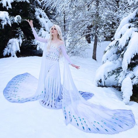 Elsa Frozen Disney Cosplay Frozen Elsa Cosplay, Disney Princess Elsa, Elsa Dress, Princess Elsa, Disney Princess Frozen, Ice Princess, Disney Cosplay, New Hobbies, Disney Frozen