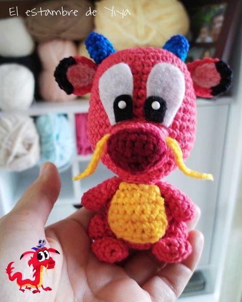 @elestambredeyiya #mushu #mushubaby #mulan Crochet toys free patterns #crochettoysfreepatterns #crochet #crochettoy #crochettoys 2.105 Crochet Disney Villians, Up Crochet Disney, Crochet Disney Characters, Disney Amigurumi, Character Crochet, Crochet Characters, Disney Crochet Patterns, Crochet Toys Free Patterns, Easy Crochet Animals