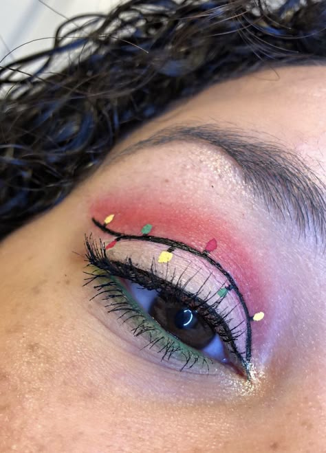 Cut crease w/ Christmas lights Xmas Eyeliner, Christmas Lights Eyeliner, Christmas Light Eyeliner, Christmas Light Makeup, Christmas Graphic Eyeliner, Christmas Eyeshadow Looks Easy, Christmas Lights Makeup, Cute Christmas Makeup Looks, Christmas Graphic Liner