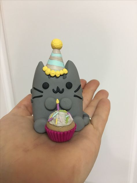 Happy Birthday Pusheen, polymer clay. Happy Birthday Clay Art, Cute Polymer Clay Earrings For Birthday, Cat Out Of Clay Easy, Birthday Pusheen, Pusheen Polymer Clay, Cat Figure Polymer Clay, Garfield Images, Clay Crafts For Kids, Birthday Hat