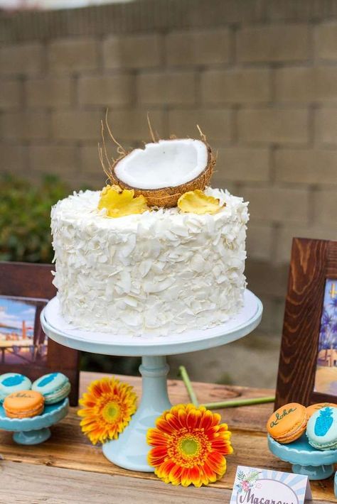 Coconut cake at a vintage luau Hawaiian birthday party! See more party planning ideas at http://CatchMyParty.com! Hawaiian Birthday Party Ideas, Disney Moana Birthday Party, Tiki Cake, Vintage Luau, Birthday Luau, Hawaiian Cake, Cookout Party, Surf Party, Hawaiian Luau Party