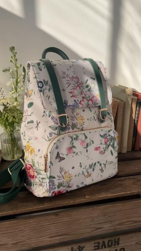 Travel Small Bag, Sewing Backpack, Diy Backpack Pattern, Pretty Backpacks, Compact Backpack, Quintessentially British, Vintage Leather Backpack, Toile Print, Cute Mini Backpacks