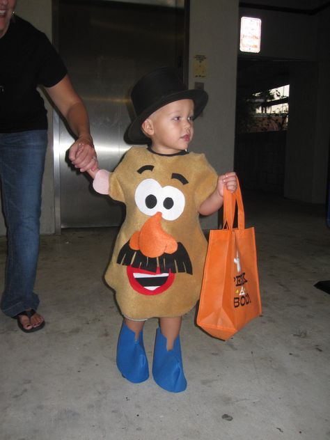 DIY Mr Potato Head Costume Potato Head Family Costume, Me Potato Head Costume, Diy Mr Potato Head Costume, Diy Mr Potato Head, Potato Head Costume, Mr Potato Head Costume, Fantasias Toy Story, Mr And Mrs Potato Head, Disfraz Toy Story