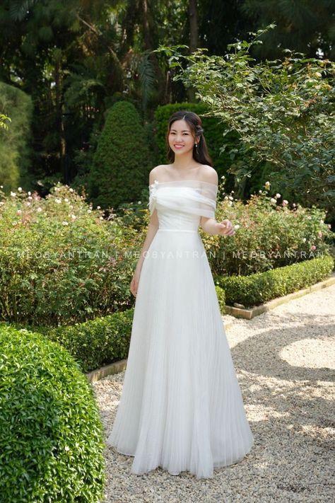 Korean Bride Dress, Korean Wedding Dress Simple, Wedding Dress Korean Style, Wedding Dress Korean, Wedding Dress Styles Guide, Wedding Dresses Korean, Korean Wedding Dress, Plain Wedding Dress, Muslimah Wedding Dress