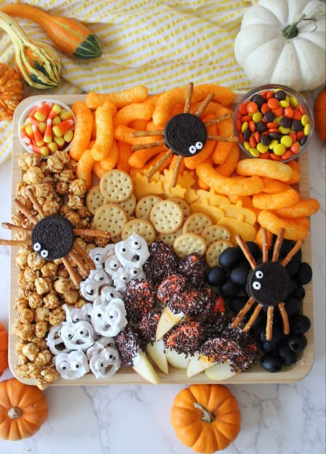 Fun Charcuterie Board, Orange Foods, Halloween Charcuterie Board, Halloween Charcuterie, Halloween Buffet, Dulces Halloween, Spooky Food, Halloween Sprinkles, Halloween Food Treats