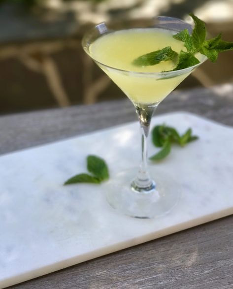 Pineapple Mint Martini-Oh My! Mint Martini, Pineapple Health Benefits, Cucumber Vodka, Pineapple Benefits, Pineapple Mint, Recipe For Teens, Pineapple Cocktail, Chilled Desserts, Raspberry Vodka