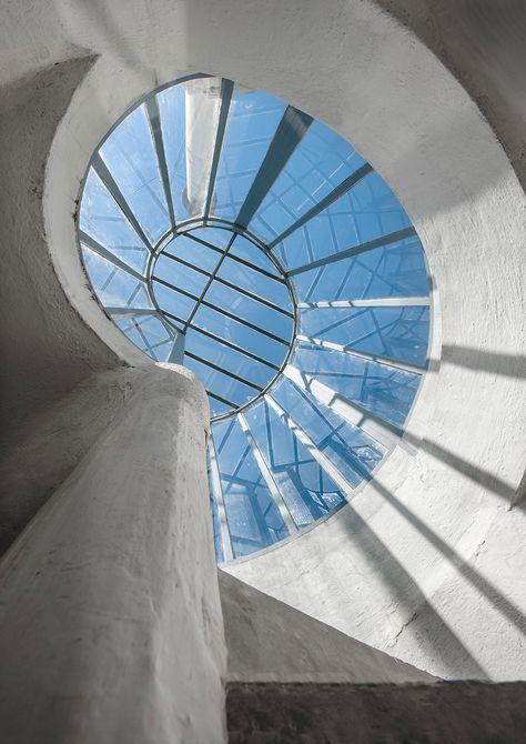 Movement In Architecture, Gray Photo, Gray Stairs, Eileen Gray, Romantic Retreat, Built In Furniture, Grey Art, Gray Interior, History Design