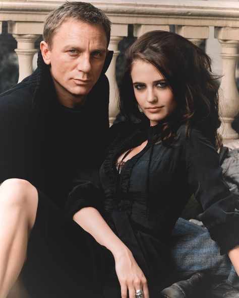 Eva Green Source on Instagram: “I need to see these two in another film together. 🙌🏾🙏🏾 📸 Eva and her 'Casino Royale' co-star, Daniel Craig, pose for promotional photos for…” Eva Green Casino Royale, Ideas Are Bulletproof, Pretty Movie, Woman Movie, People Watching, Milla Jovovich, Eva Green, Casino Royale, Daniel Craig