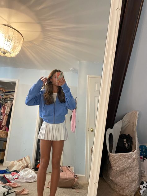 Preppy Outfits With White Skirt, Cute Preppy Outfits With Skirts, Gold Hinge Skirt Outfit Ideas, Gold Hinge Skirt Outfit Preppy, Tennis Skirt Outfit Preppy, Skirt Outfits Tennis, Gold Hinge Skirt Outfit, Outfits Tennis Skirt, Preppy Skirt Outfits